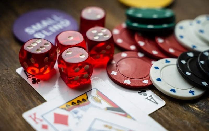 Cửa Hòa (Tie) trong Baccarat là gì? Lợi nhuận và rủi ro khi đặt cược Hòa.