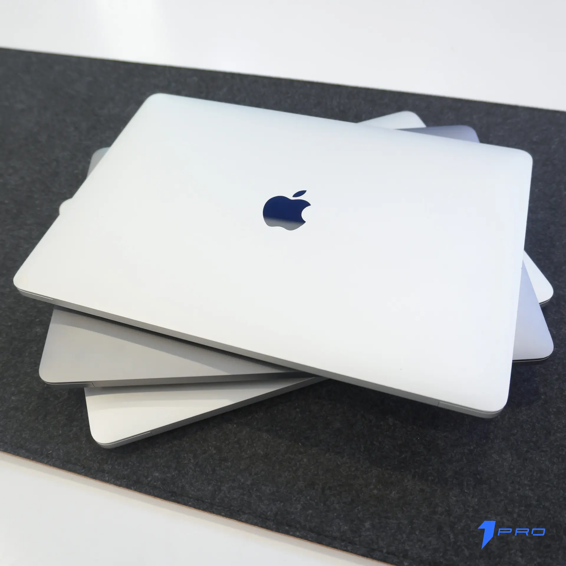 Nhan vien 1Pro tu van chon macbook pro phu hop nhu cau