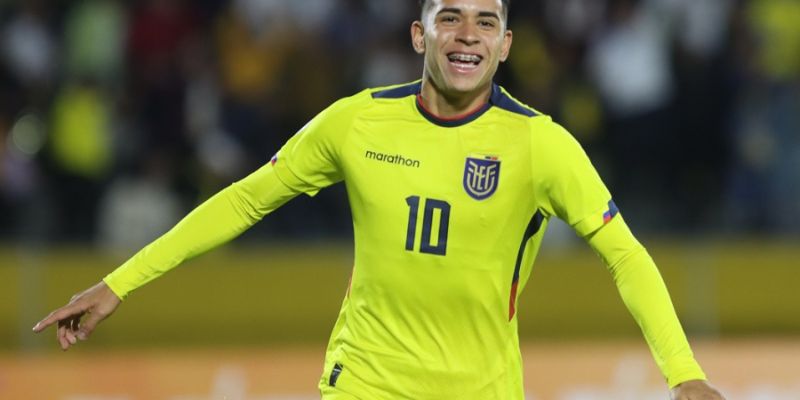 Paez ăn mừng cùng các đồng đội, thể hiện tinh thần gắn kết