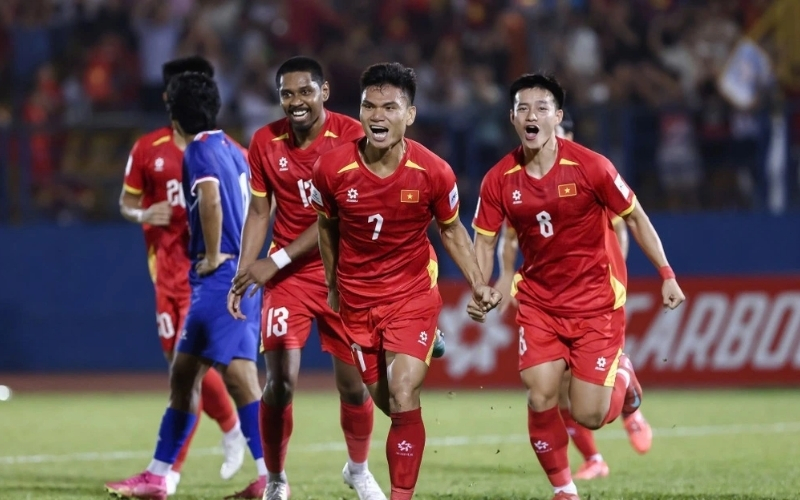 Hàng phòng ngự vững chắc như bức tường thép