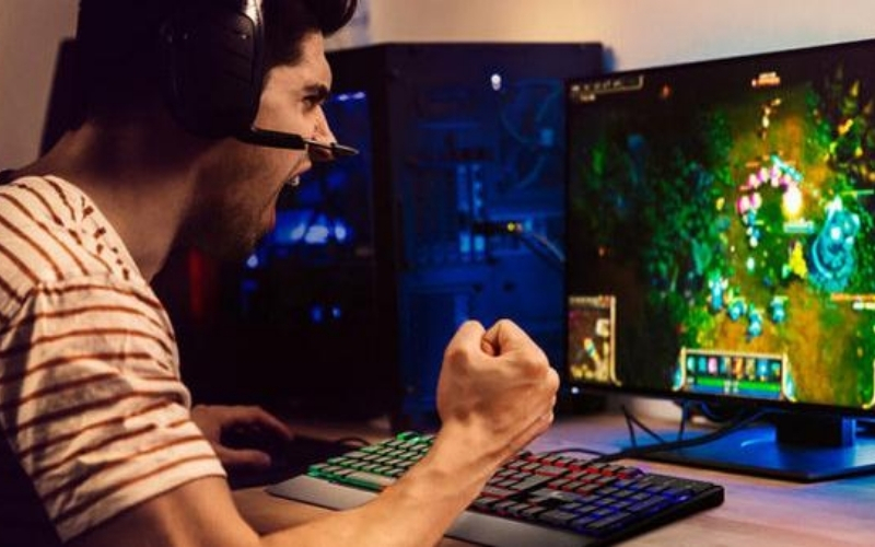 Người trẻ thử game Epost mô phỏng tại trung tâm giải trí