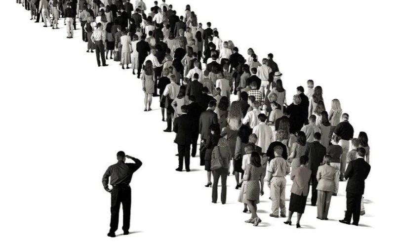 Tầm ảnh hưởng của đám đông: Tại sao không nên luôn đi theo số đông?