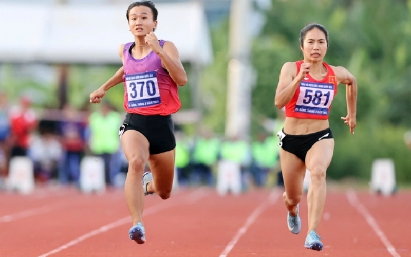 Lý do vận động viên điền kinh mang giày đinh trên đường chạy.